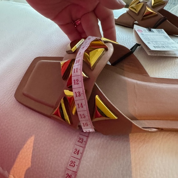 NWT ZARA WOMEN’S GOLD STUDDED FLAT SANDAL SIZE 39 - Picture 5 of 8